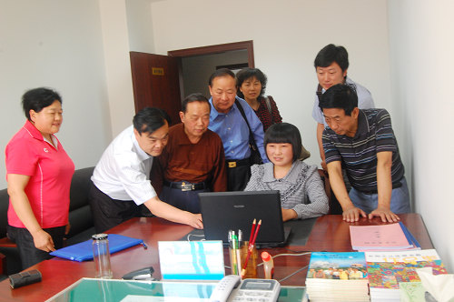 省市关工委领导看望英子姐姐