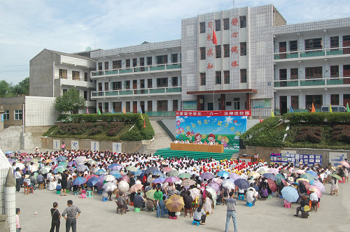 美女律师耿璟六一送法律到花坪小学（组图）