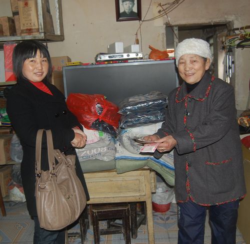 卓玛阿妈（藏族）资助两名小学生