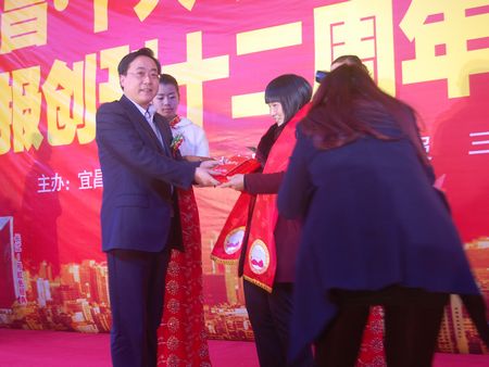 英子姐姐昨获宜昌“十大致敬人物”奖