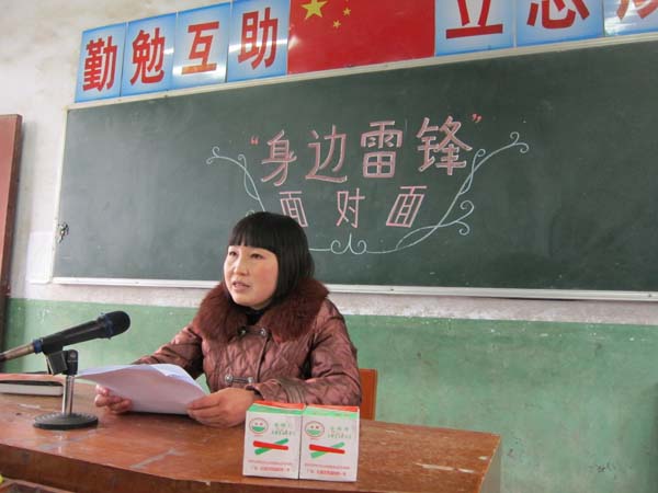 英子姐姐在花坪小学举办学雷锋讲座