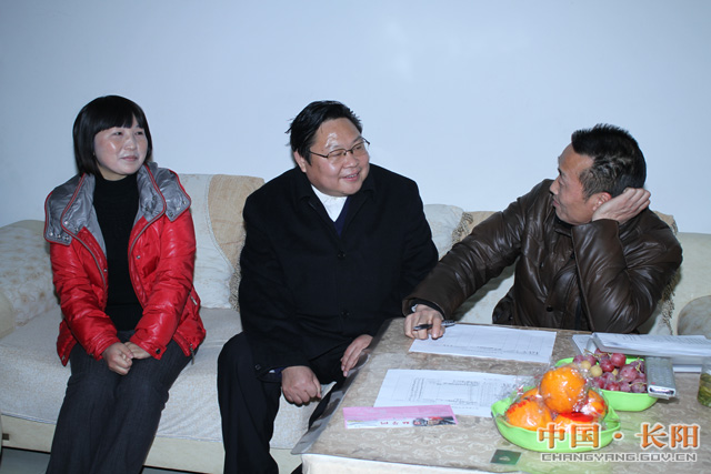 马尚云等县领导看望英子姐姐