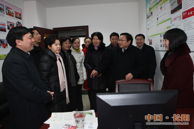 全国妇联副主席孟晓驷看望英子姐姐（图）