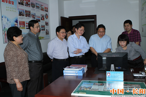 市考核组看望英子姐姐（图）