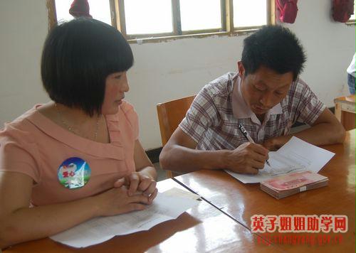 英子姐姐向小浩宇发放万余元救助资金