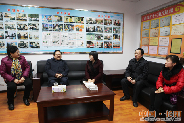 马尚云慰问刘发英覃发池（图）