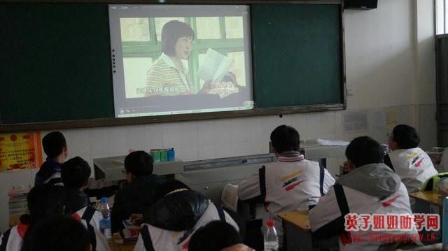 英子姐姐助学事迹给全市中小学生上了“开学第一课”（图）