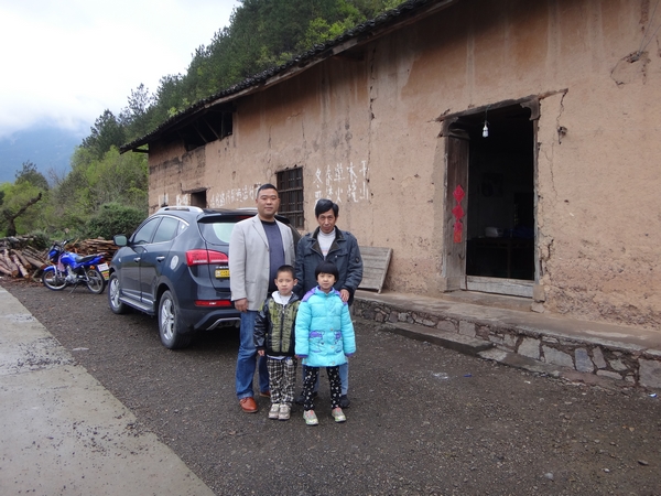 “英子姐姐”情系榔小贫困学童